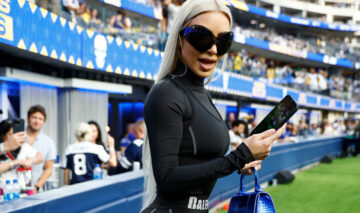 Kim Kardashian, cu ochelari supradimensionați, pe stadion