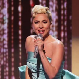 Lady Gaga într-o rochie albastră în timpul unui concert din Las Vegas