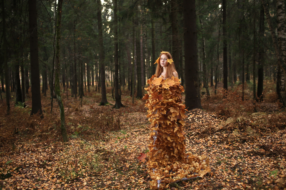 Fată frumoasă îmbrăcată într-o rochie de frunze