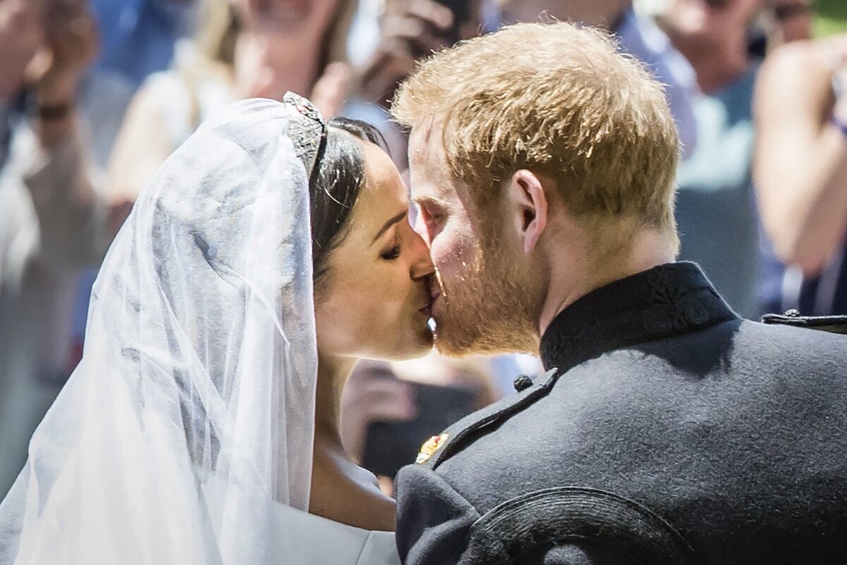 Meghan Markle și Prințul Harry în timp ce se sărută la nunta lor din 2018