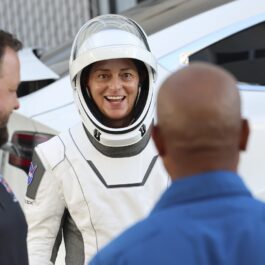 Nicole Mann în costum de astronaut înainte să fie trimisă în spațiu