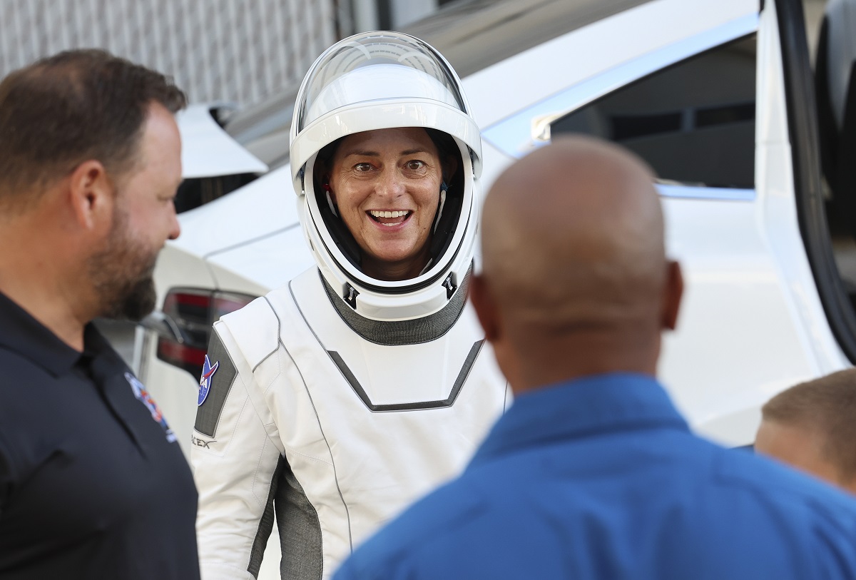 Nicole Mann în costum de astronaut înainte să fie trimisă în spațiu