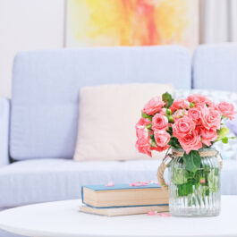 O sufragerie frumoasă, cu flori proaspete, într-o vază transparentă