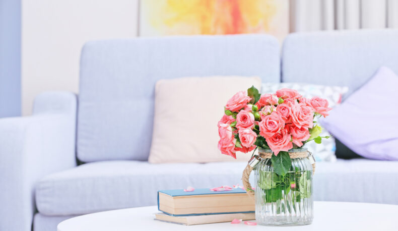 O sufragerie frumoasă, cu flori proaspete, într-o vază transparentă