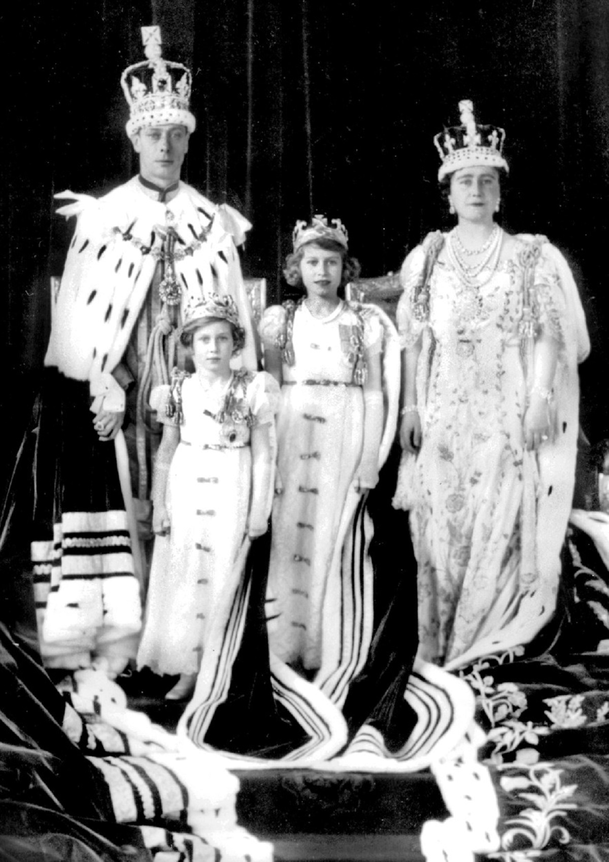 Portret de familie cu Regele Geroge al VI-lea, Regina Mamă, Prințesa Elisabeta și Prințesa Margaret