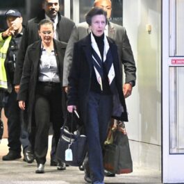 Prințesa Anne în timp ce ajunge în aeroportul din New York