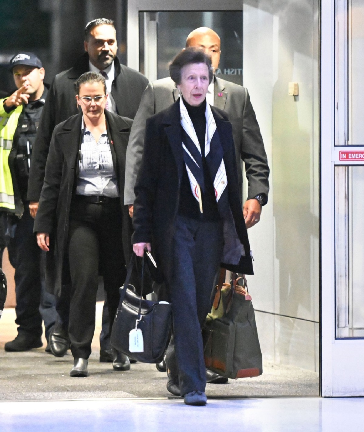 Prințesa Anne în timp ce ajunge în aeroportul din New York