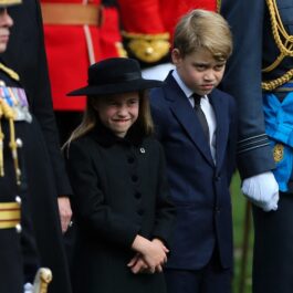 Prințesa Charlotte alături de Prințul George la înmormântarea Reginei Elisabeta