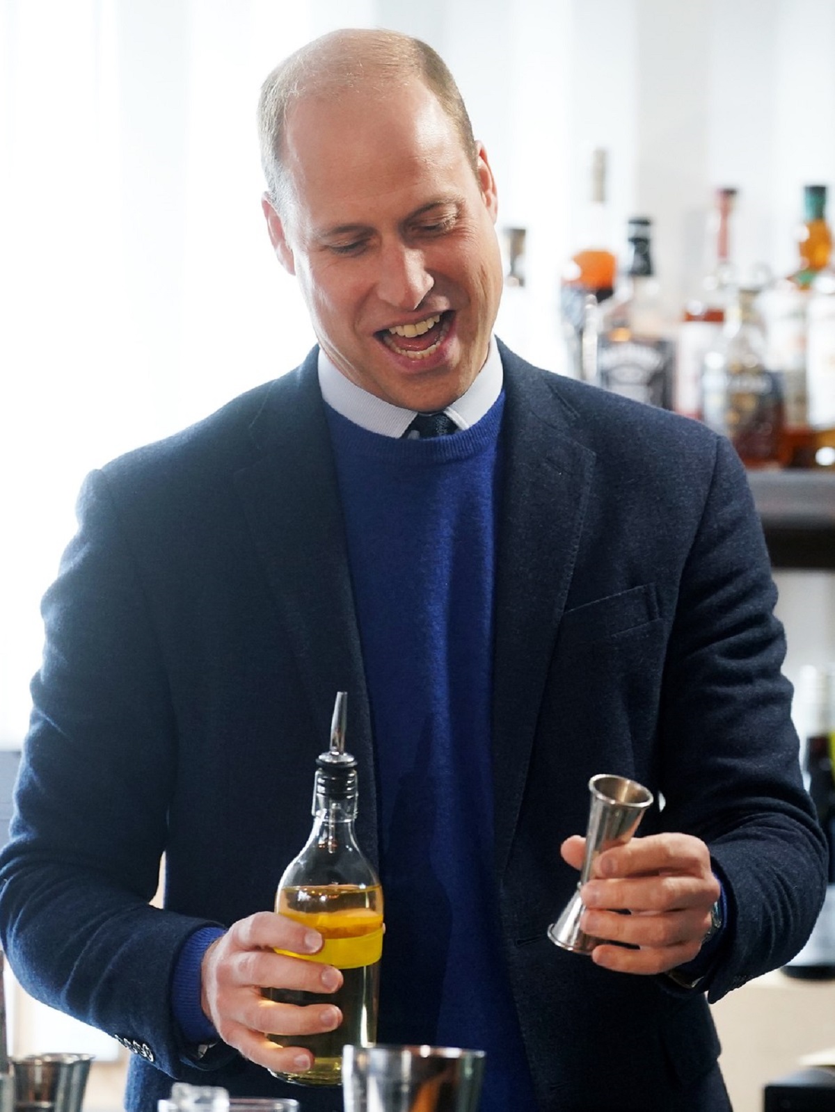 Prințul William în timp ce prepară un cocktail în Irlanda de Nord