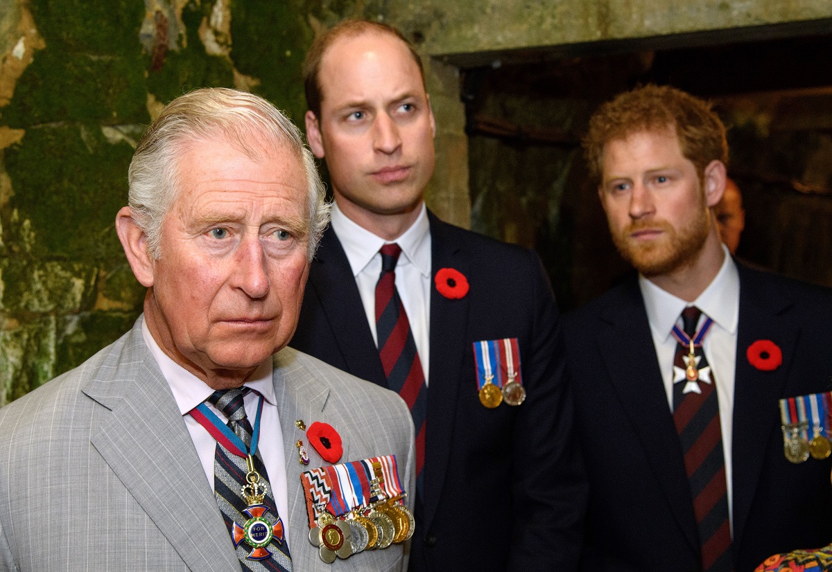 Regele Charles alături de cei doi fii ai săi, Prințul William și Prințul Harry la un dineu regal din anul 2017