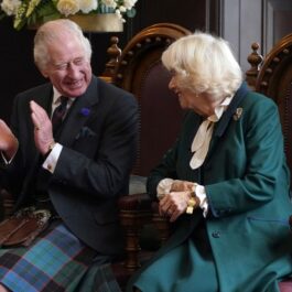 Regele Charles, alături de Regina Camilla, în Scoția, în haine asortate