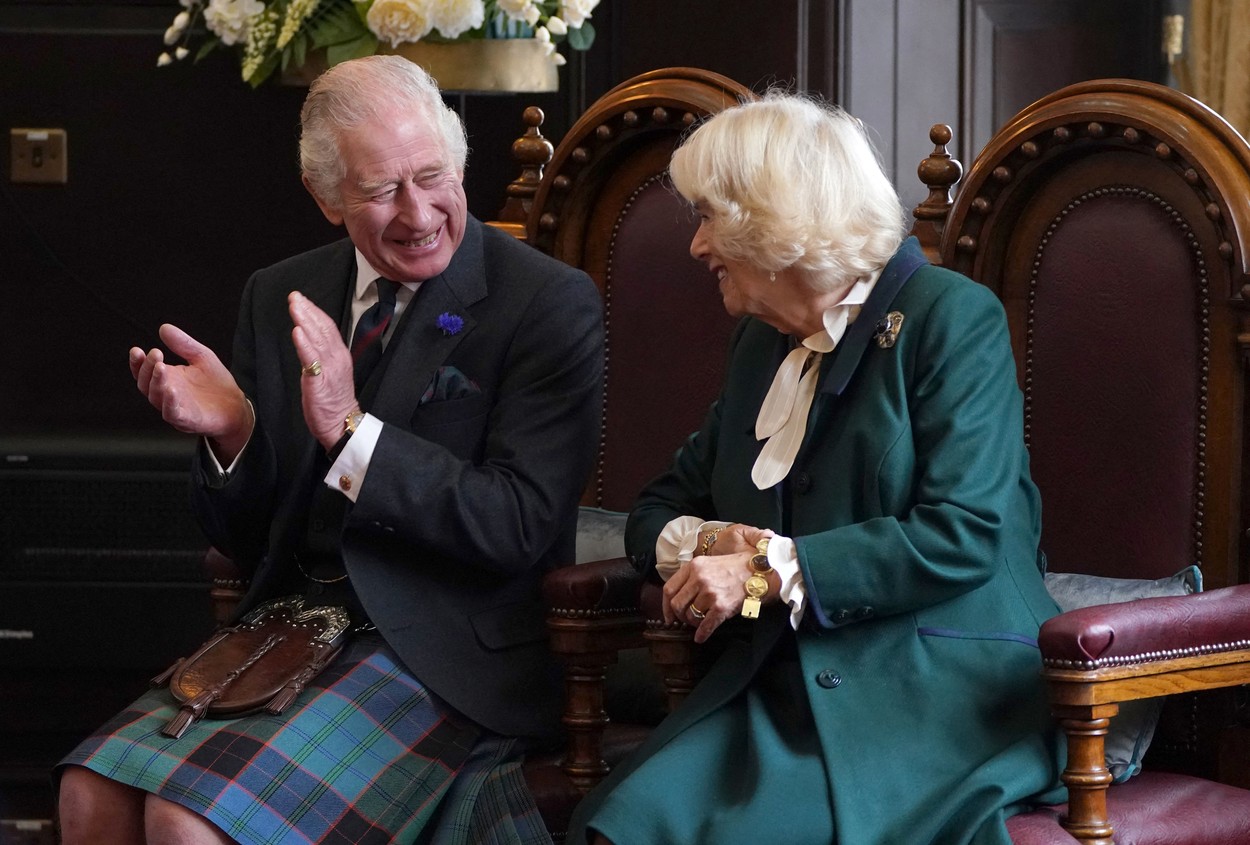Regele Charles, alături de Regina Camilla, în Scoția, în haine asortate