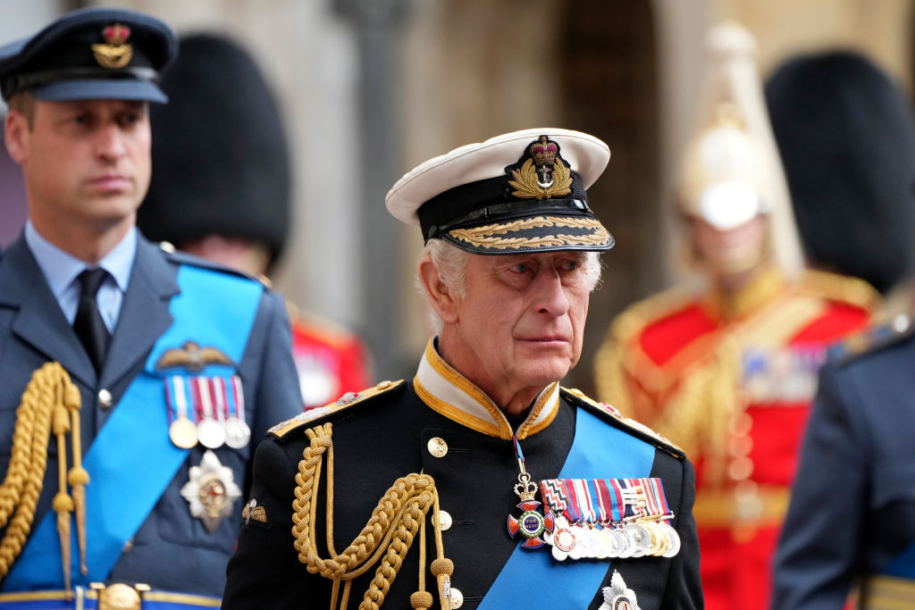 Regele Charles, în haine militare