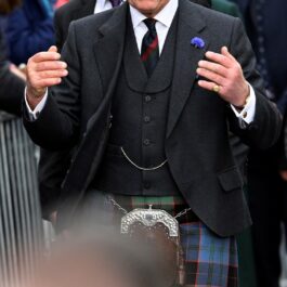 Regele Charles, în kilt, în Scoția