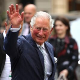 Regele Charles al III-lea în timp ce face cu mâna în timpul unei vizite din Germania în anul 2019