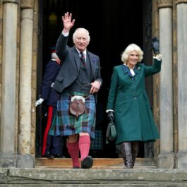 Regele Charles, alături de Regina consoartă, în Scoția