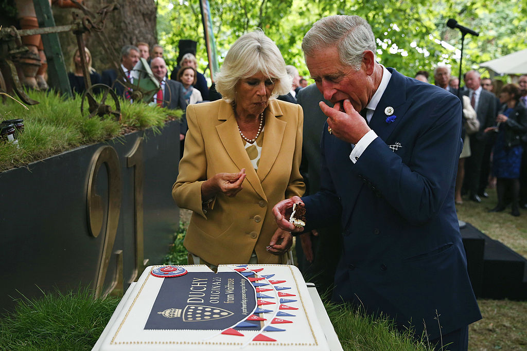 Regele Charles mănâncă tort alături de Regina Camilla