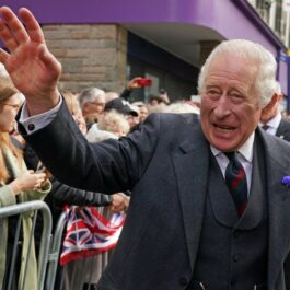 Regele Charles, salută fanii, în Scoția