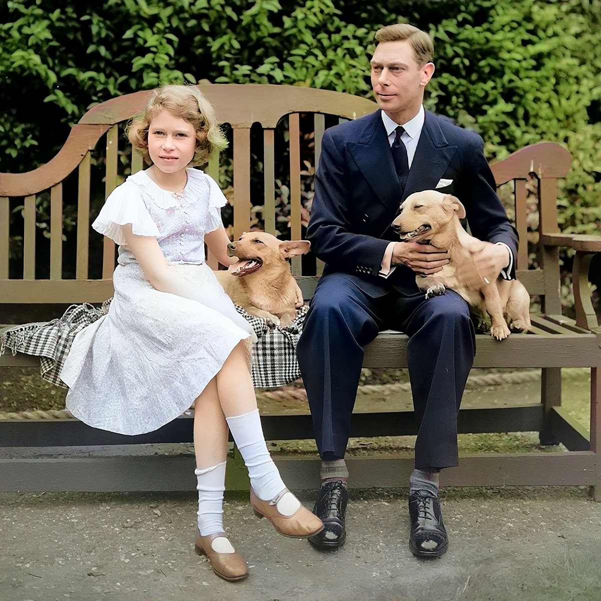 Pințesa Elisabeta alături de Regele Geroge al VI-lea și doi câini corgi