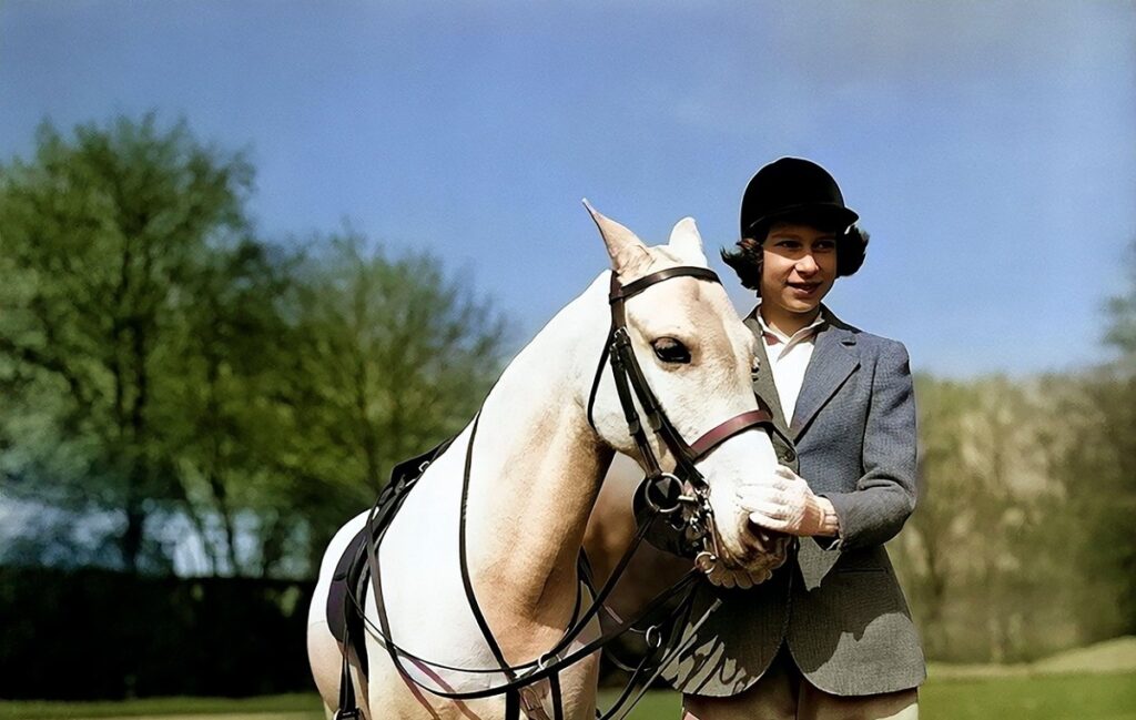 Regina Elisabeta a II-a alături de un cal alb în copilărie