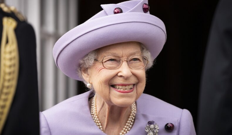 Regina Elsiabeta a II-a într-un costum violet în timpul Jubileului de Platină din 2022 înainte să se afle în capul listei celor mai emblematice femei din ultimii 60 de ani