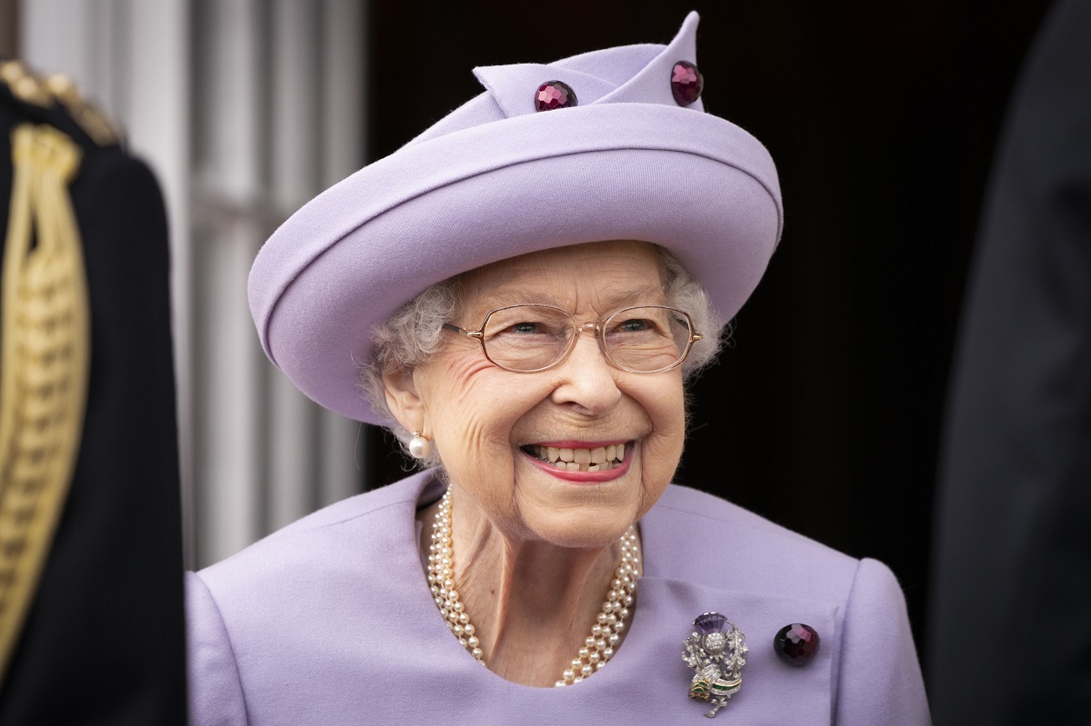 Regina Elsiabeta a II-a într-un costum violet în timpul Jubileului de Platină din 2022 înainte să se afle în capul listei celor mai emblematice femei din ultimii 60 de ani