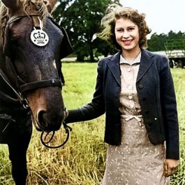 Tânăra Regină Elisabeta alături de un cal negru