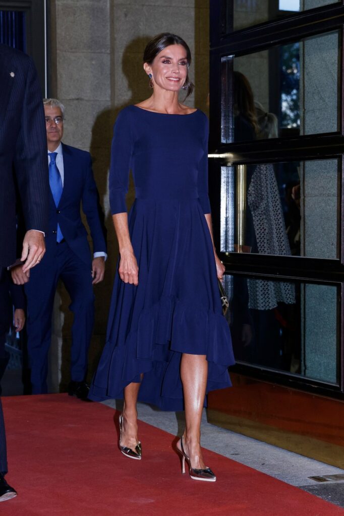 Regina Letizia, într-o rochie midi albastră și o pereche de pantofi metalici
