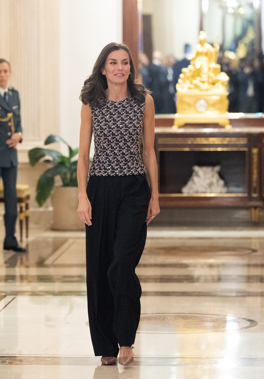Regina Letzia, într-o bluză din tweed, cu pantaloni negri