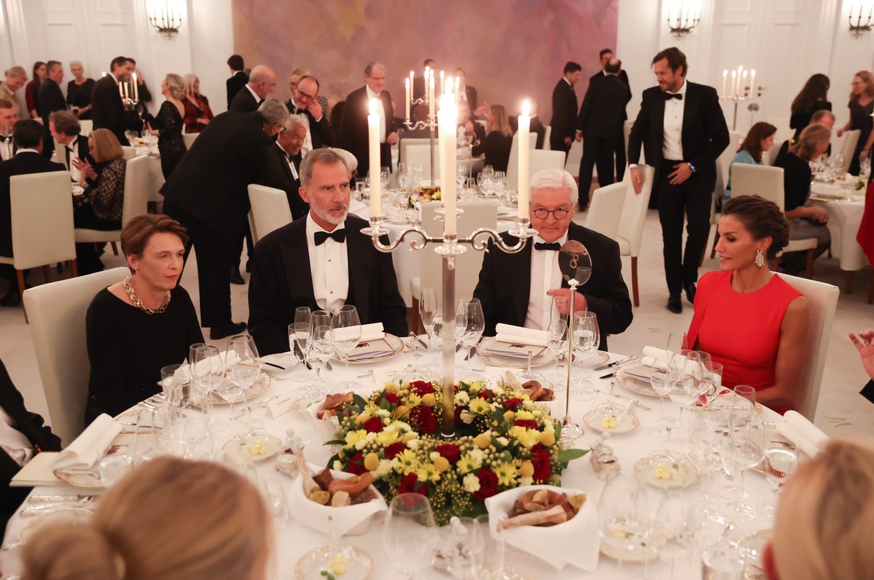 Regina Letizia, la cină, alături de alte persoane, în Germania