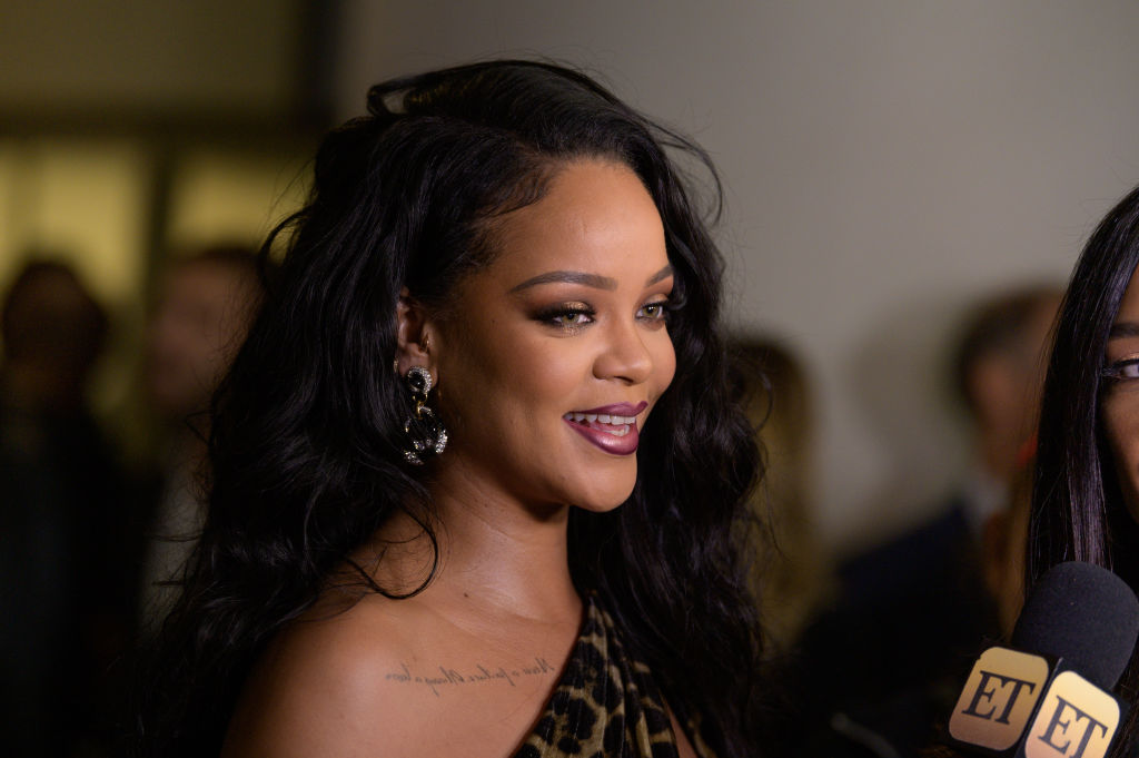 Rihanna, la un eveniment cu produse cosmetice