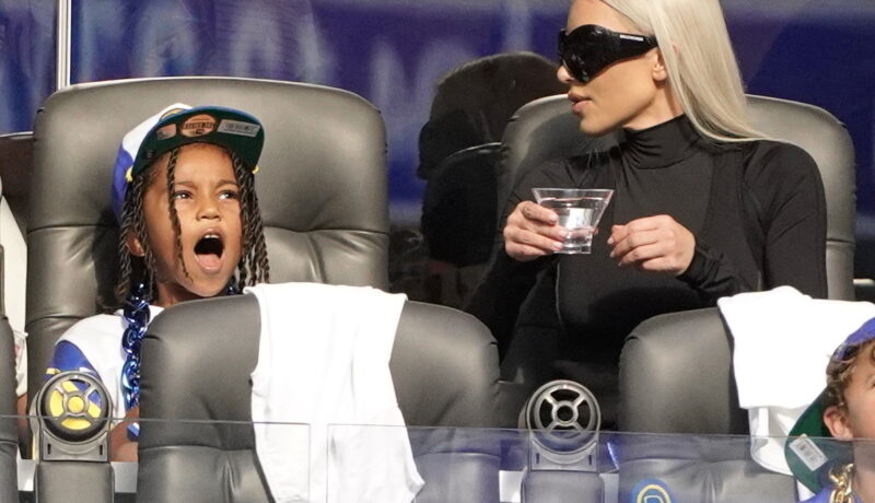 Imagini rare cu fiul lui Kim Kardashian. Cum a fost fotografiat Saint alături de mama sa la un meci de fotbal