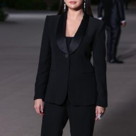 Selena Gomez într-un costum negru la Academy Museum Gala