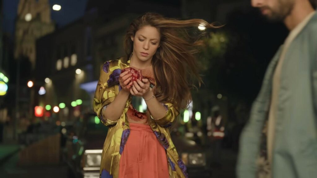Shakira, cu inima scoasă din piept, în noul videoclip