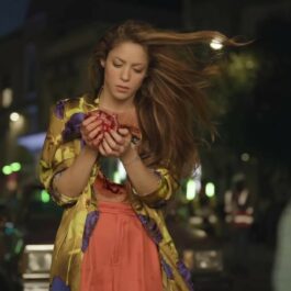 Shakira, cu inima scoasă din piept, în noul videoclip