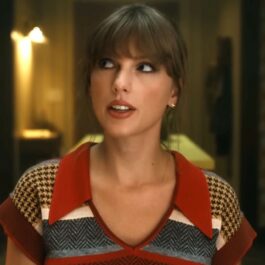 Taylor Swift, într-o bluză roșie, în videoclipul AntiHero