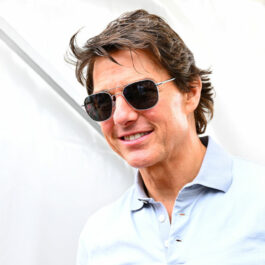 Tom Cruise la o cursă de Formula 1, în cămașă
