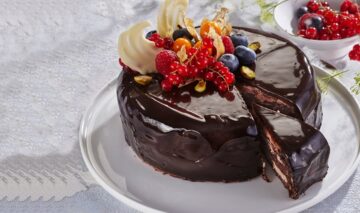 Tort de ciocolată cu glazură oglindă, pentru momentele dulci