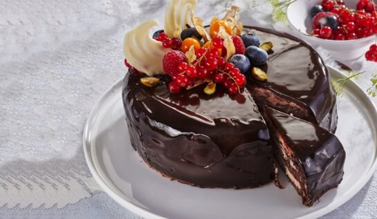 Tort de ciocolată cu glazură oglindă, pentru momentele dulci