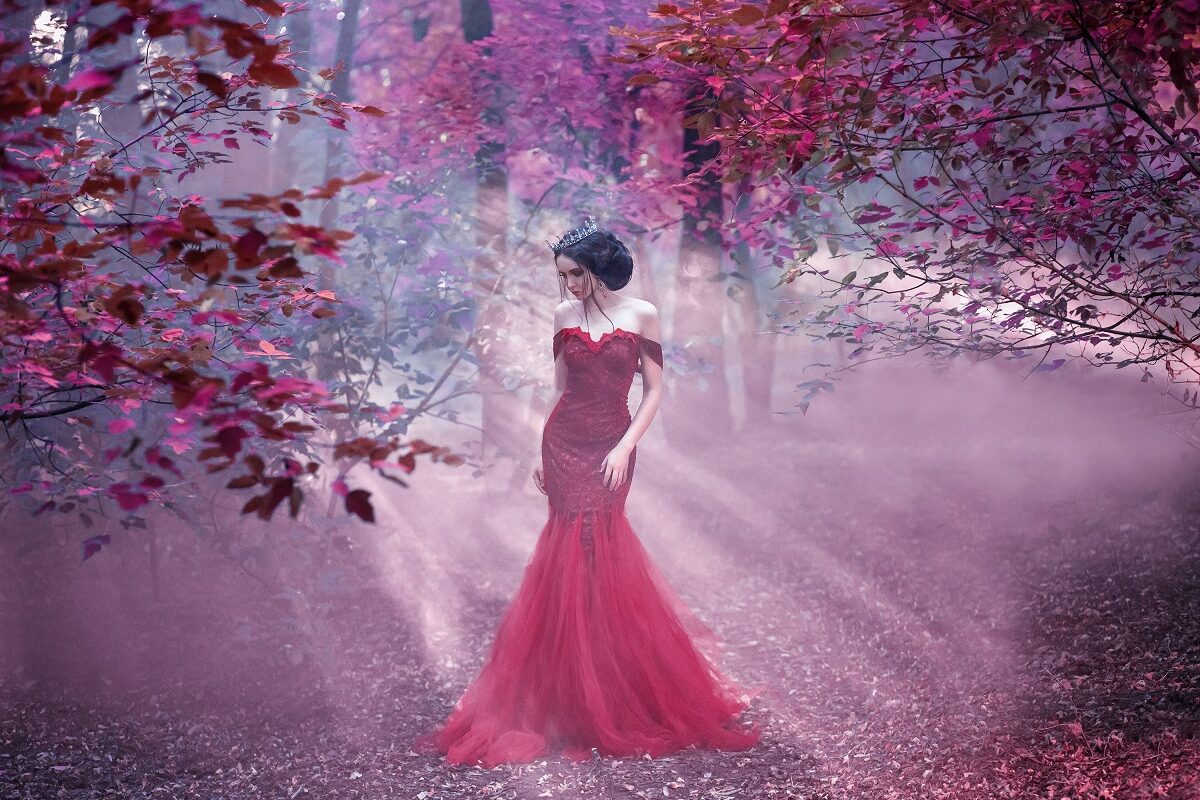 O femeie frumoasă într-o rochie roz care se află într-o pădure violet și reprezintă cele trei zodii ghinioniste ăn ziua de 17 octombrie 2022