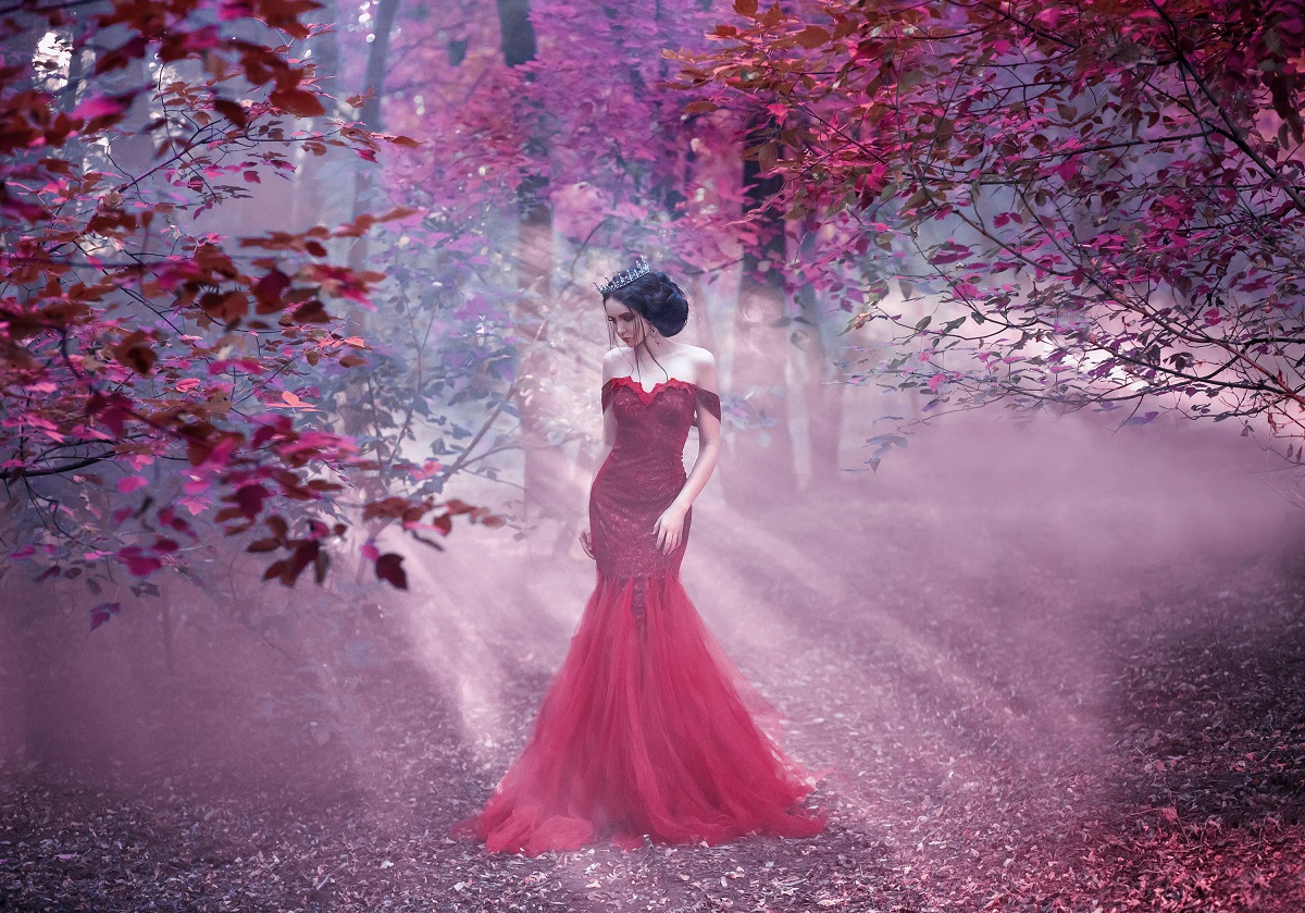 O femeie frumoasă într-o rochie roz care se află într-o pădure violet și reprezintă cele trei zodii ghinioniste ăn ziua de 17 octombrie 2022