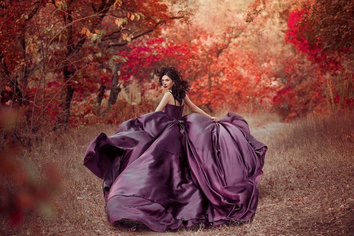 O femeie frumoas[ ]ntr-o rochie violet care alearg[ spre o p[dure pentru a ilustra una din cele trei zodii norocoase ]n ziua de 30 octombrie 2022