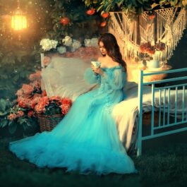 O femeie frumoasă îmbrăcată într-o rochie albastră care stă pe un pat pentru a reprezenta una din cele trei zodii norocoase