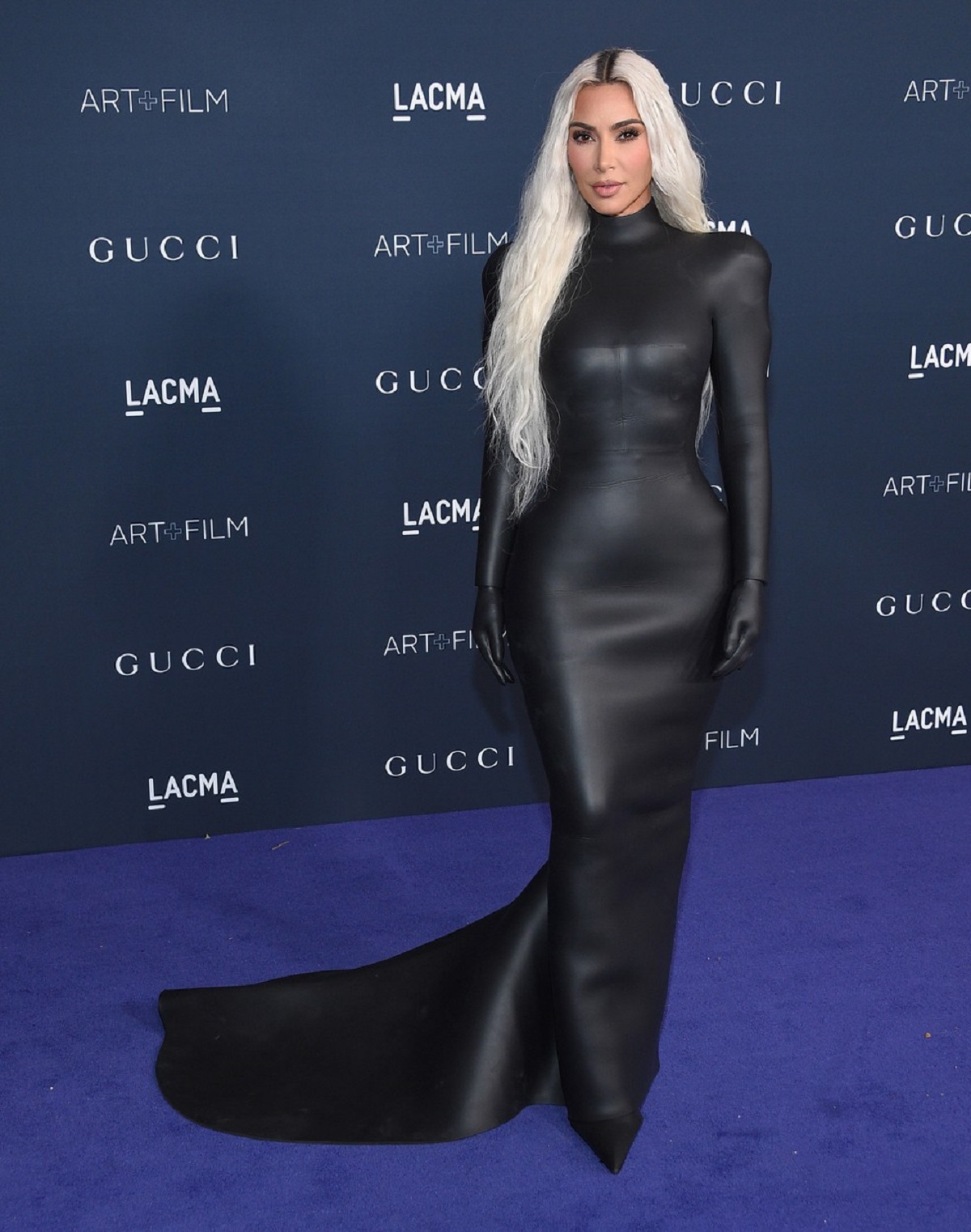 Kim Kardashian într-o rochie neagră mulată din piele