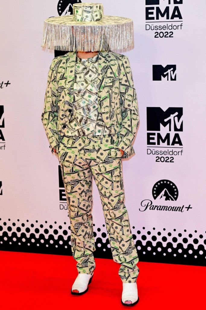 Riccardo Simonetti într-un costum cu imprimeu de dolari la MTV EMAs 2022