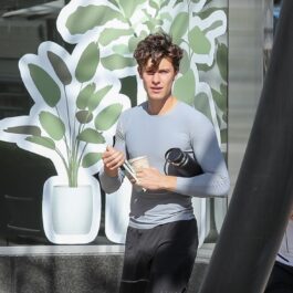 Shawn Mendes într-o bluză gri după ce a părăsit o sală de sport din Los Angeles