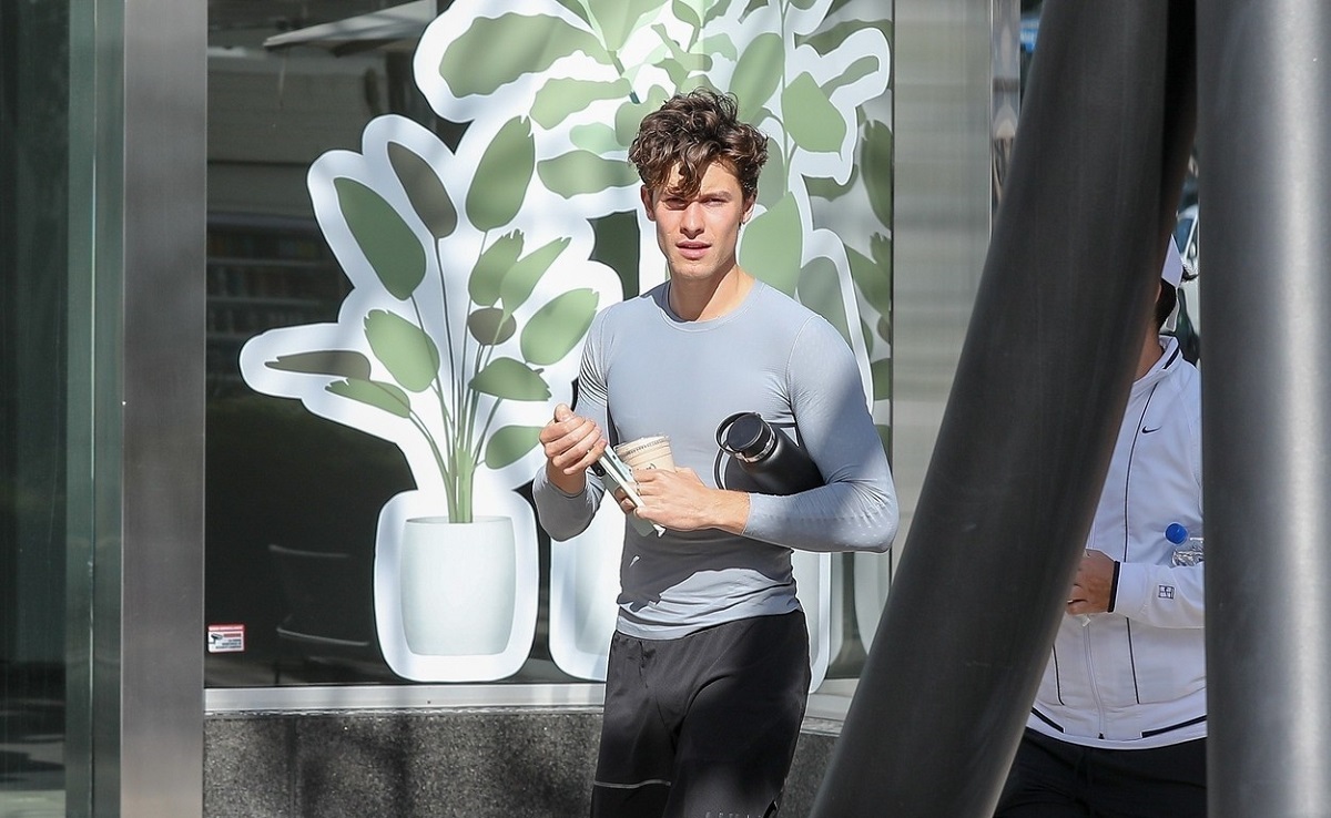 Shawn Mendes într-o bluză gri după ce a părăsit o sală de sport din Los Angeles