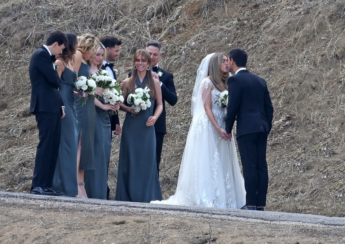 Taylor Lautner în timp ce o sărută pe soția sa, Taylor Dome, la ceremonia de căsătorie