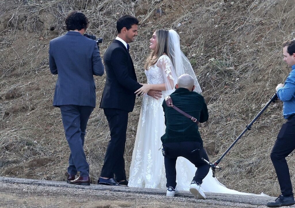 Taylor Lautner la costum în timp ce își privește soția, Taylor Dome