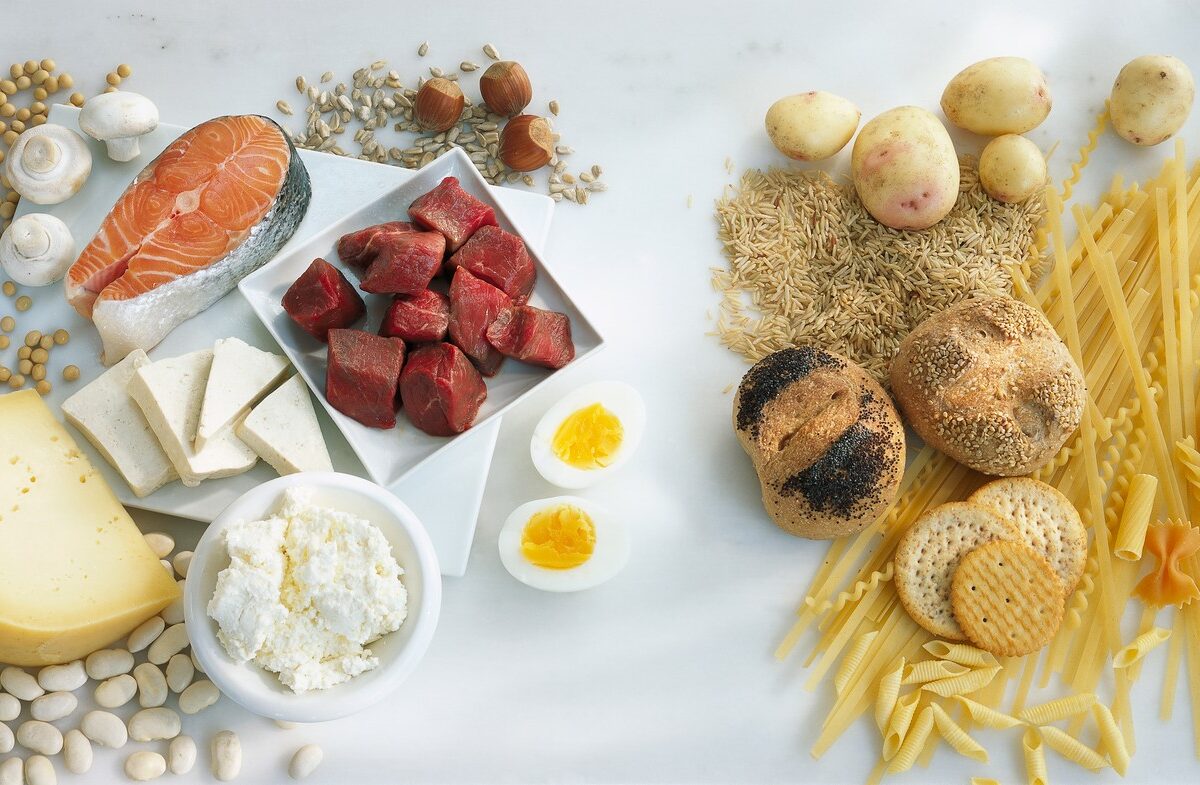 Alimente bogate în proteine, fotografiată pe un fundal alb